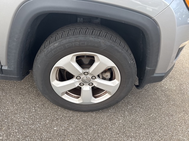 2019 Jeep Compass Latitude photo 2
