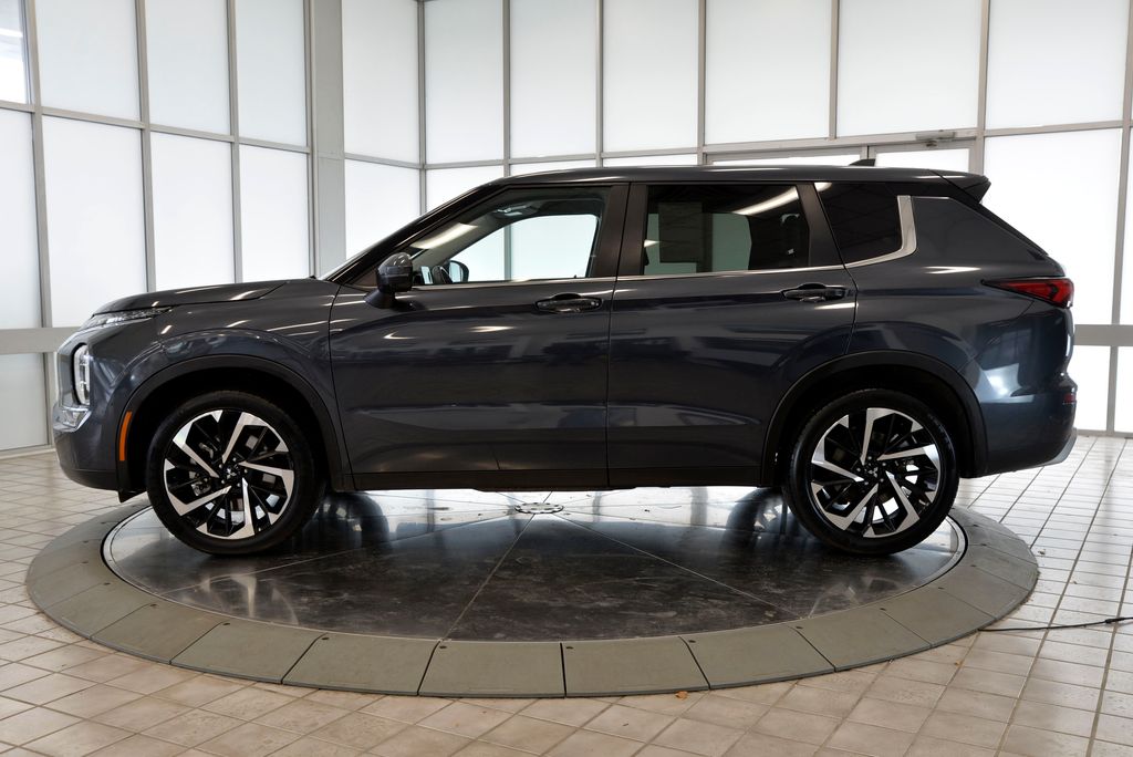 2024 Mitsubishi Outlander SE Black Edition photo 4
