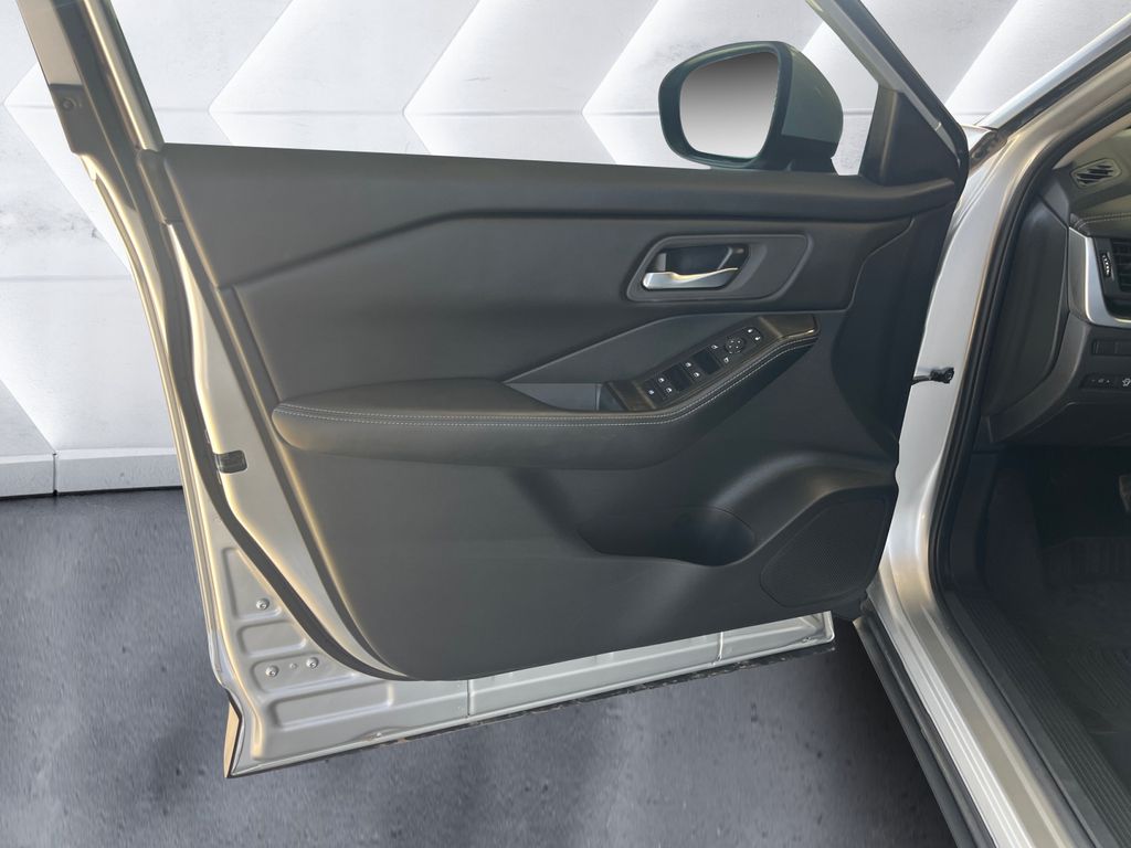 2024 Nissan Rogue SV photo 12