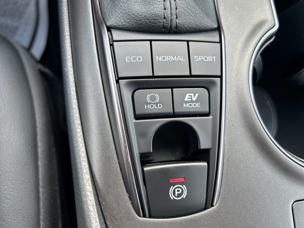 2024 Toyota Camry Hybrid XSE photo 32