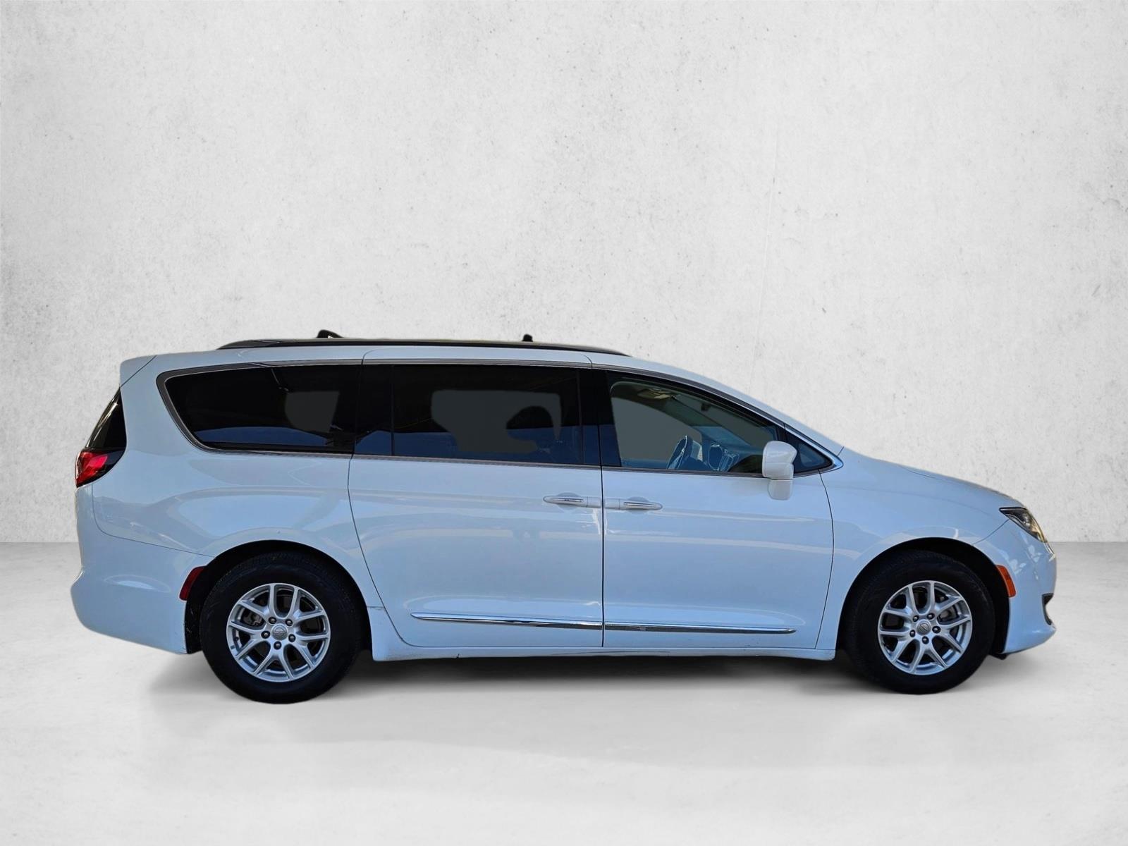 2020 Chrysler Pacifica Touring L photo 3