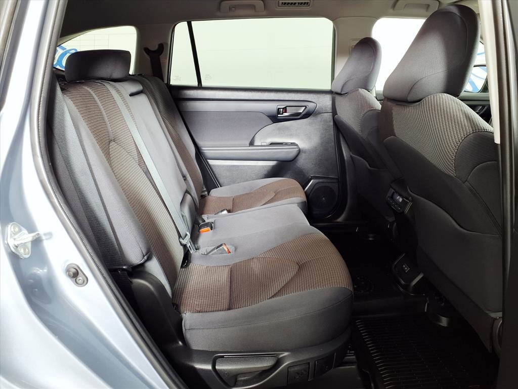 2022 Toyota Highlander LE photo 11