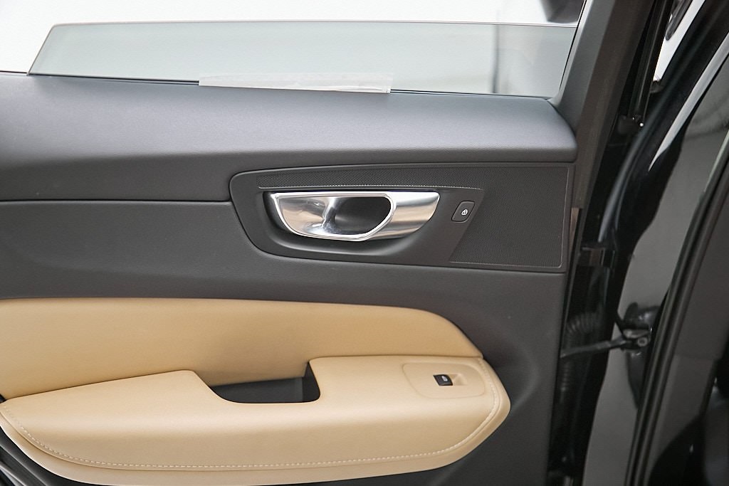 2023 VOLVO XC60 - Image 18