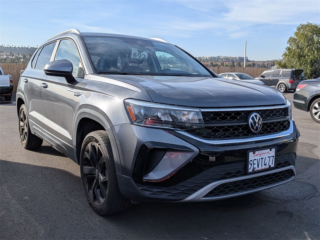 2023 Volkswagen Taos SE's photo