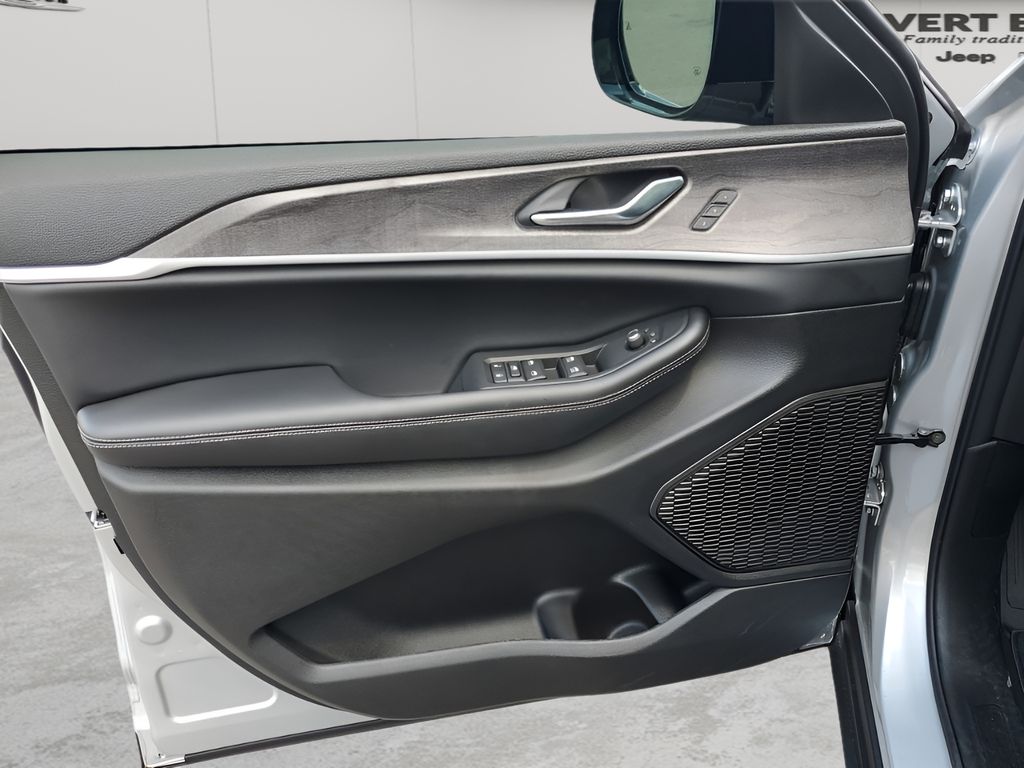 2025 Jeep Grand Cherokee Limited photo 24