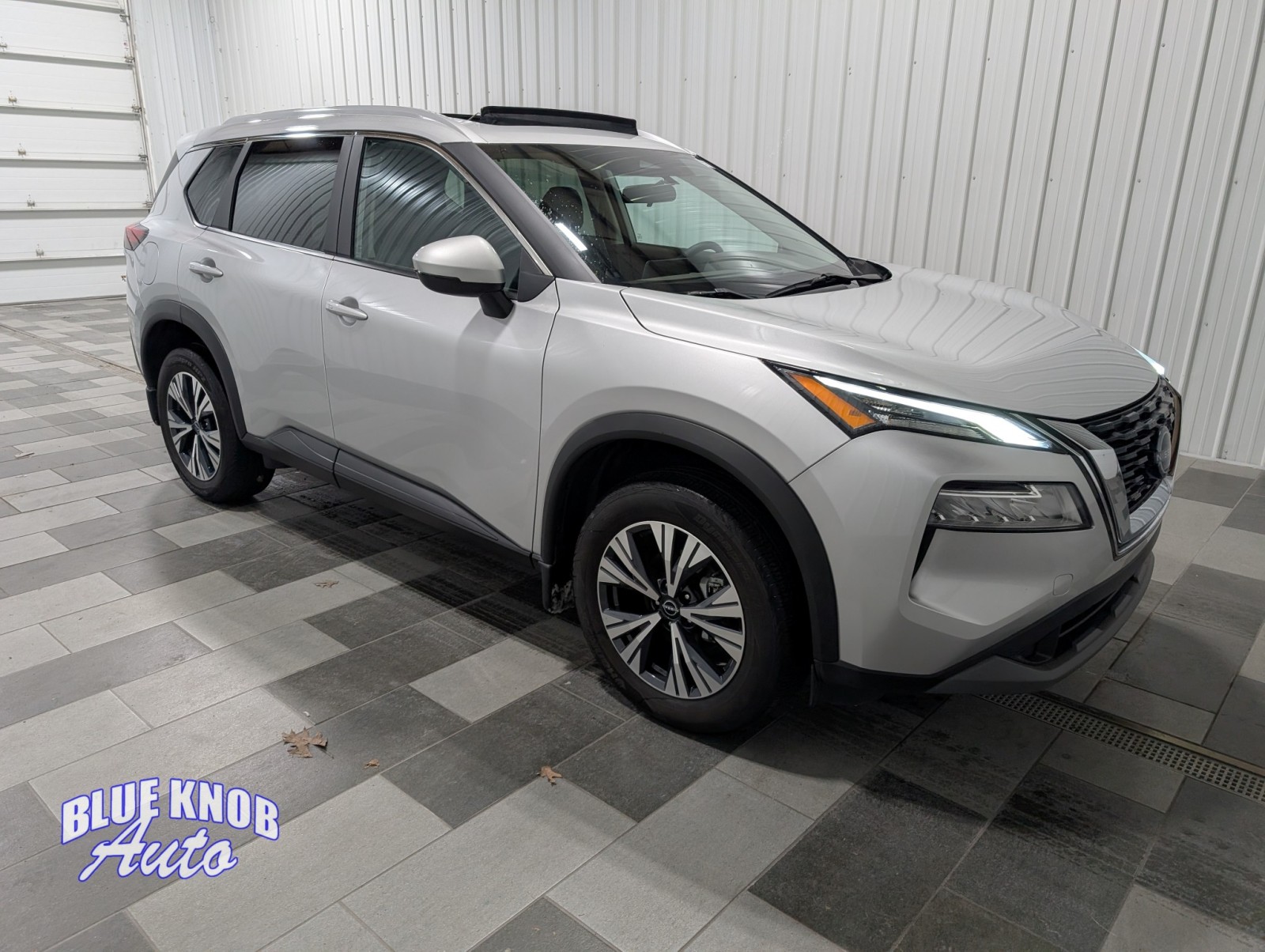 2023 Nissan Rogue SV photo 2