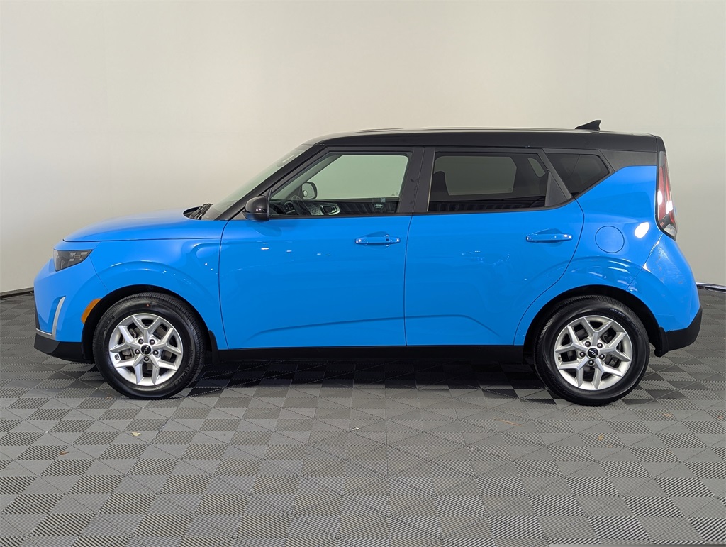 2023 Kia Soul S photo 2