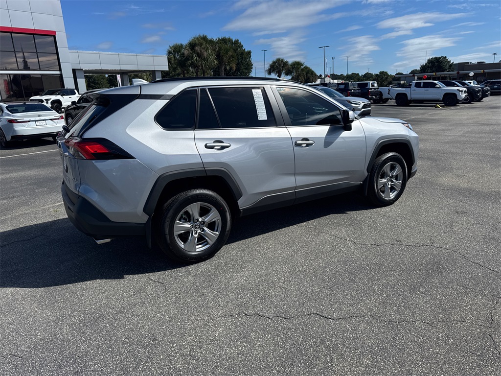 2025 Toyota RAV4 XLE photo 3