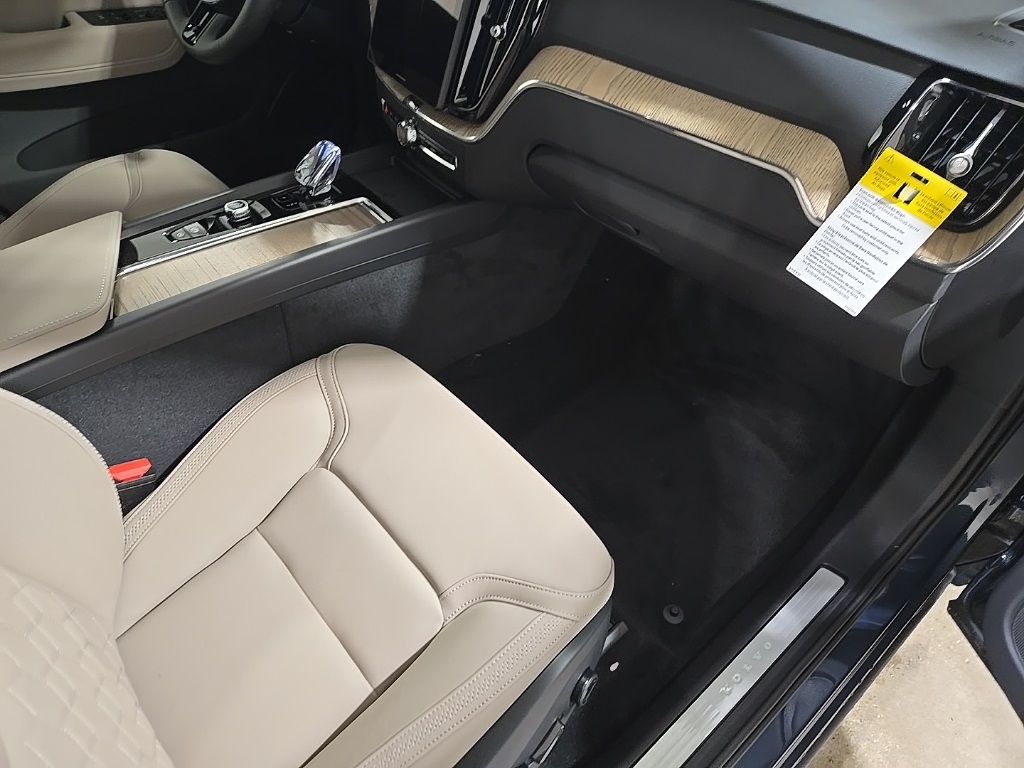 2026 Volvo XC60 B5 Plus photo 21