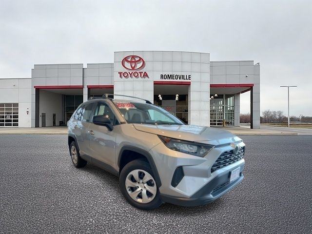 2020 Toyota RAV4 LE's photo