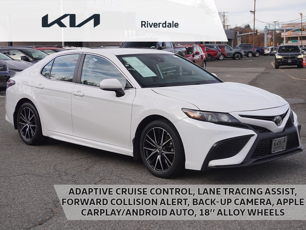 2023 Toyota Camry SE's photo