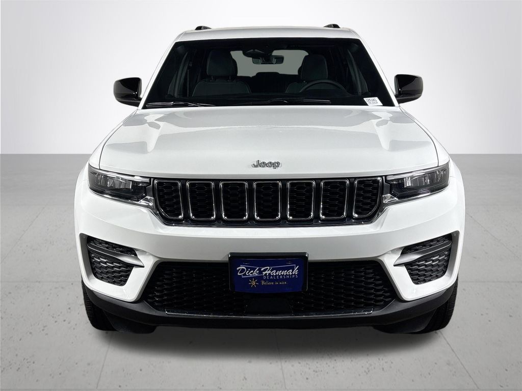 2025 Jeep Grand Cherokee Laredo photo 2