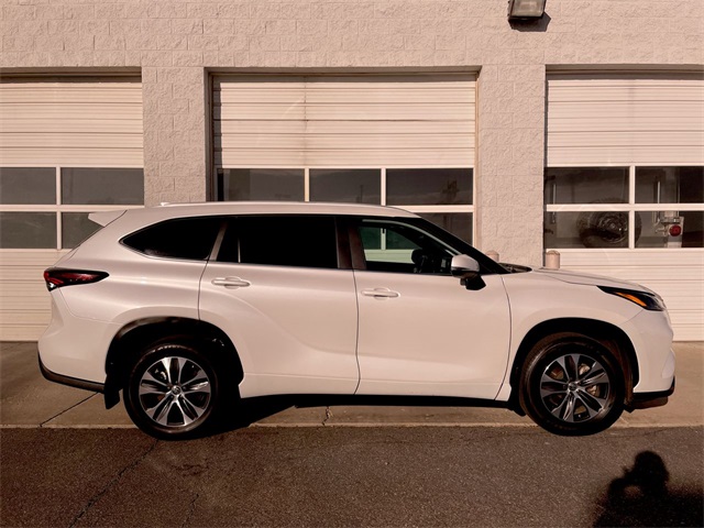 2024 Toyota Highlander XLE photo 2