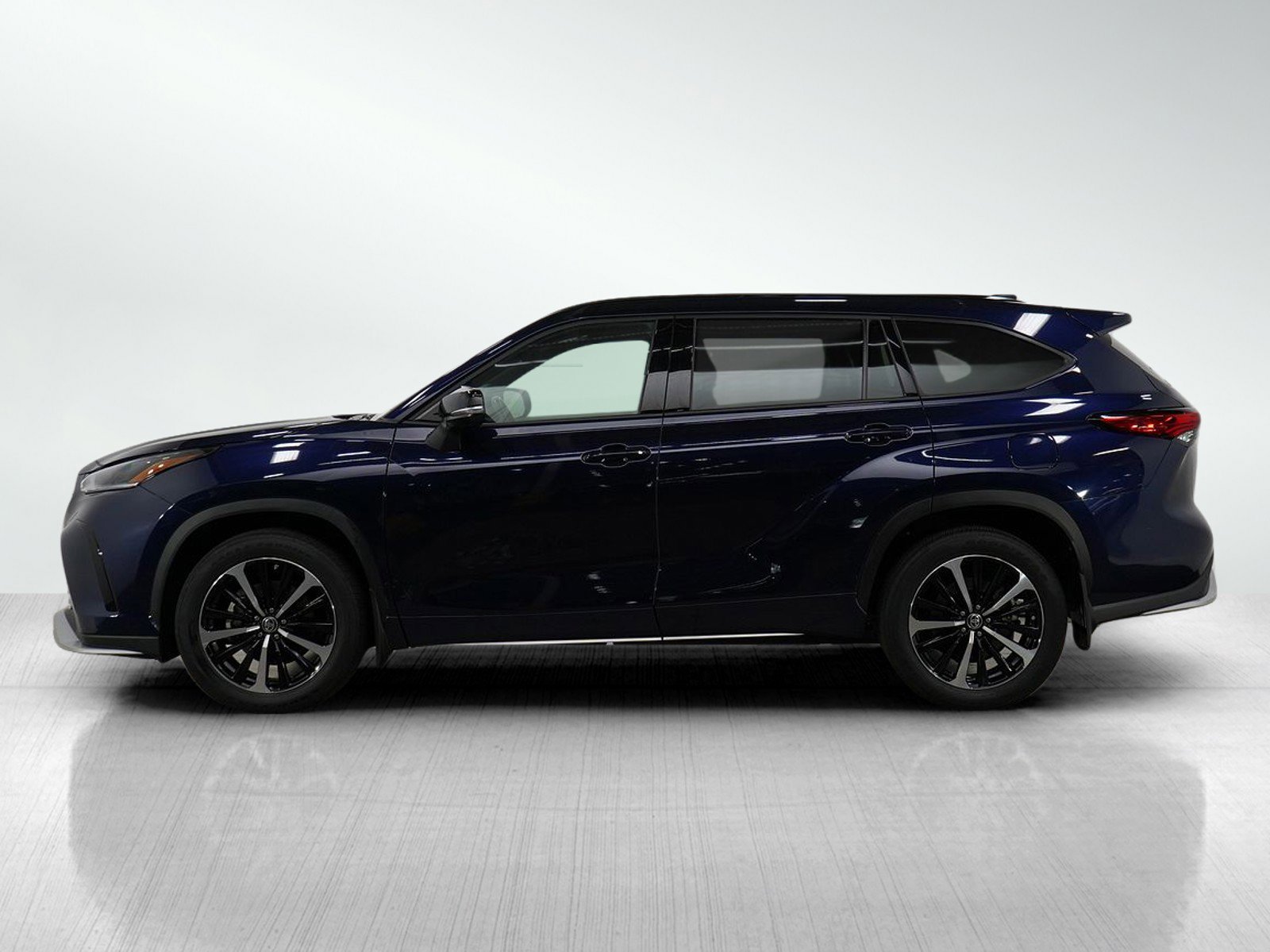 Used 2022 Toyota Highlander XSE with VIN 5TDJZRBHXNS213317 for sale in Bloomington, Minnesota