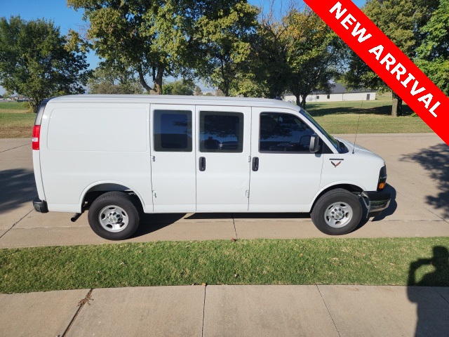 2025 Chevrolet Express 2500 Work Cargo Van photo 2