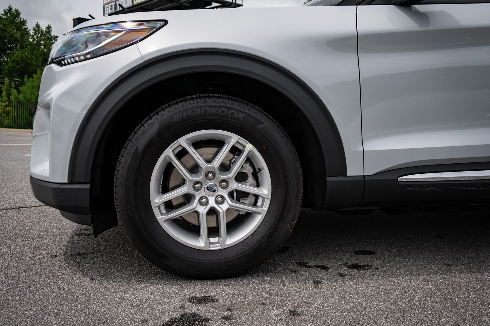 2025 Ford Explorer photo 2