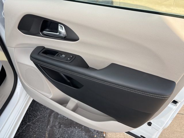 2024 Chrysler Pacifica Touring L photo 11
