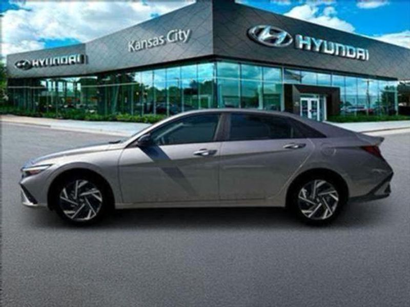 2025 Hyundai Elantra SEL Sport photo 2