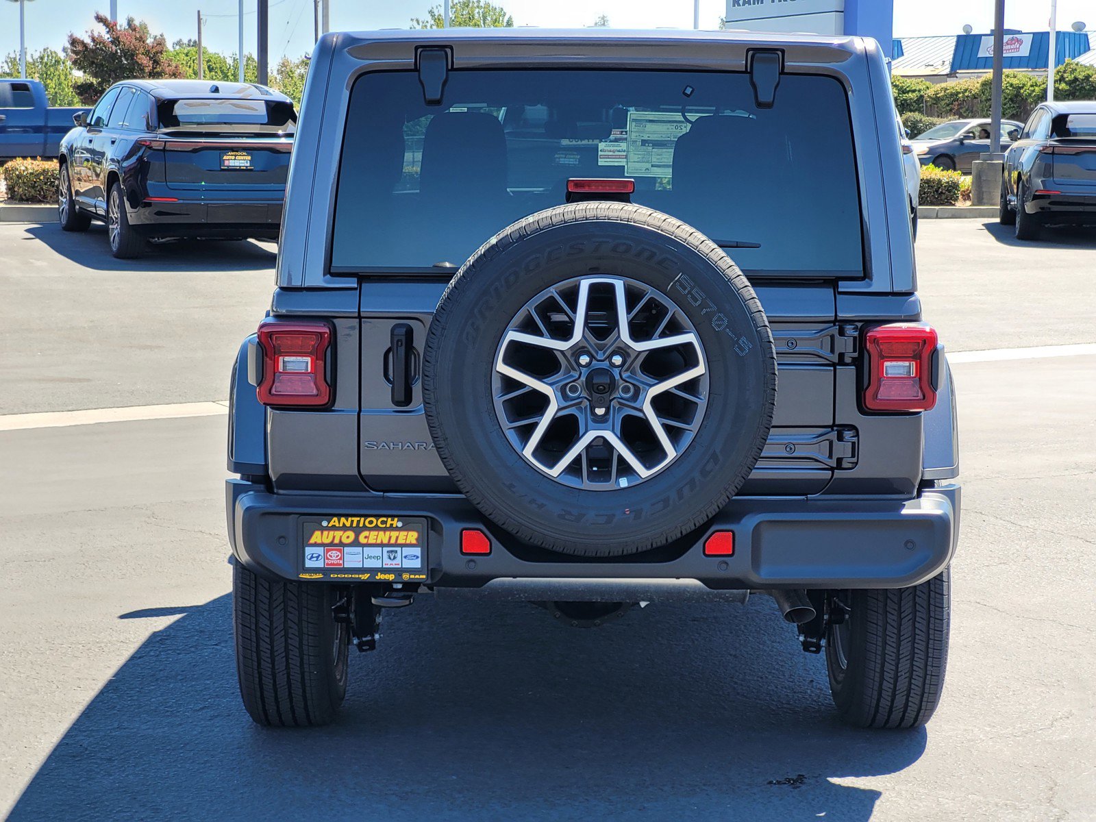2025 Jeep Wrangler Sahara photo 4