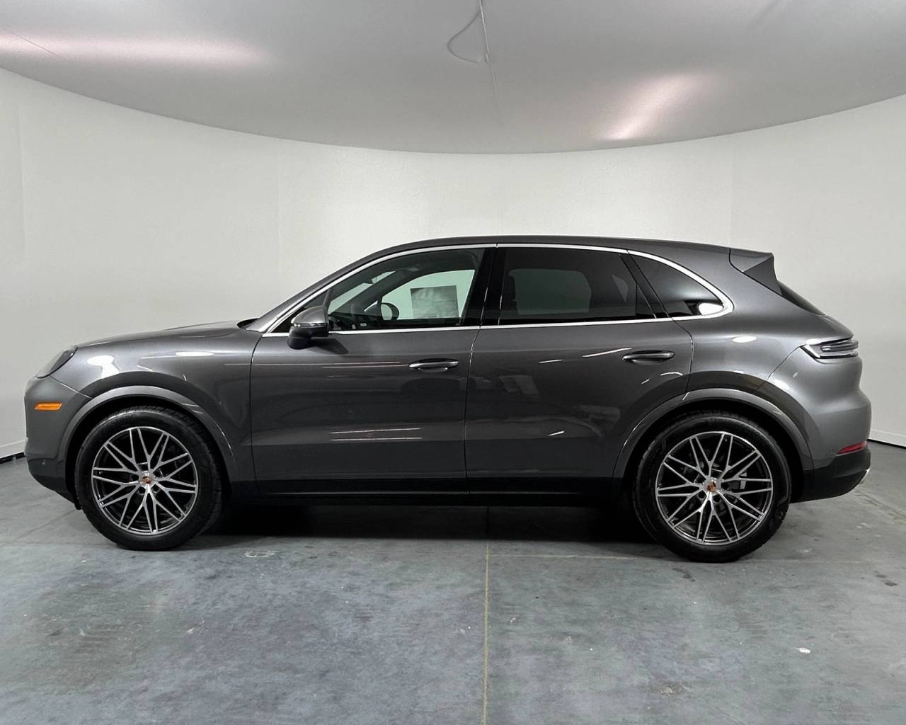 2025 Porsche Cayenne photo 2