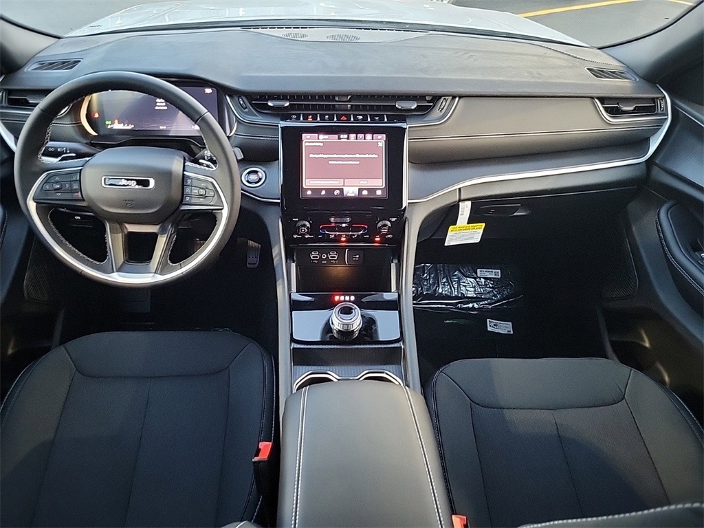 2025 Jeep Grand Cherokee Laredo photo 13