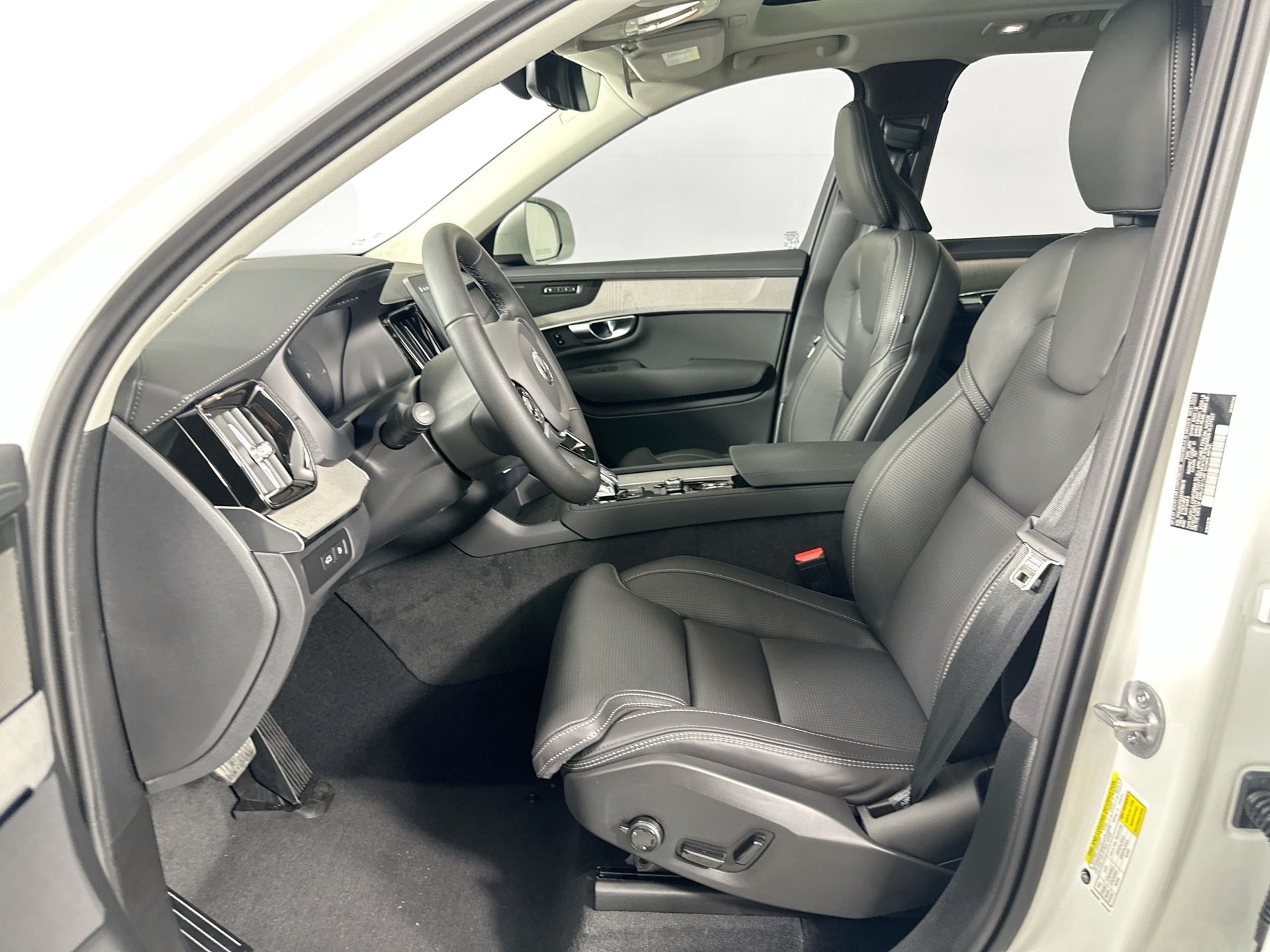 2025 Volvo XC90 T8 photo 14