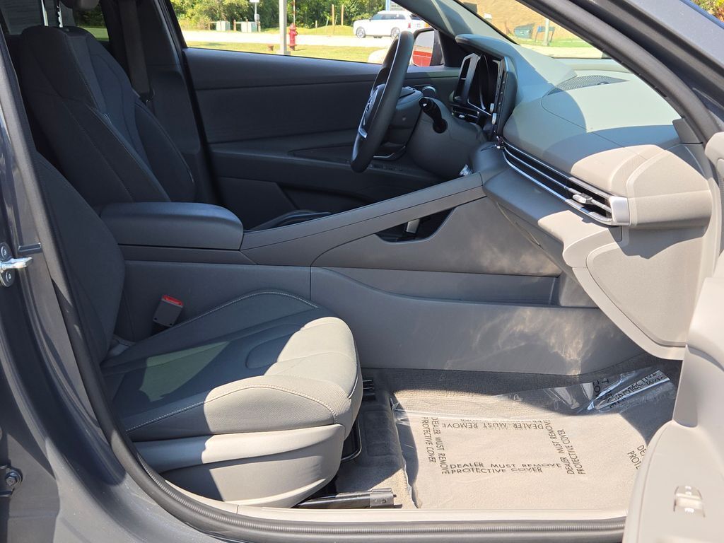 2023 Hyundai Elantra SEL photo 3