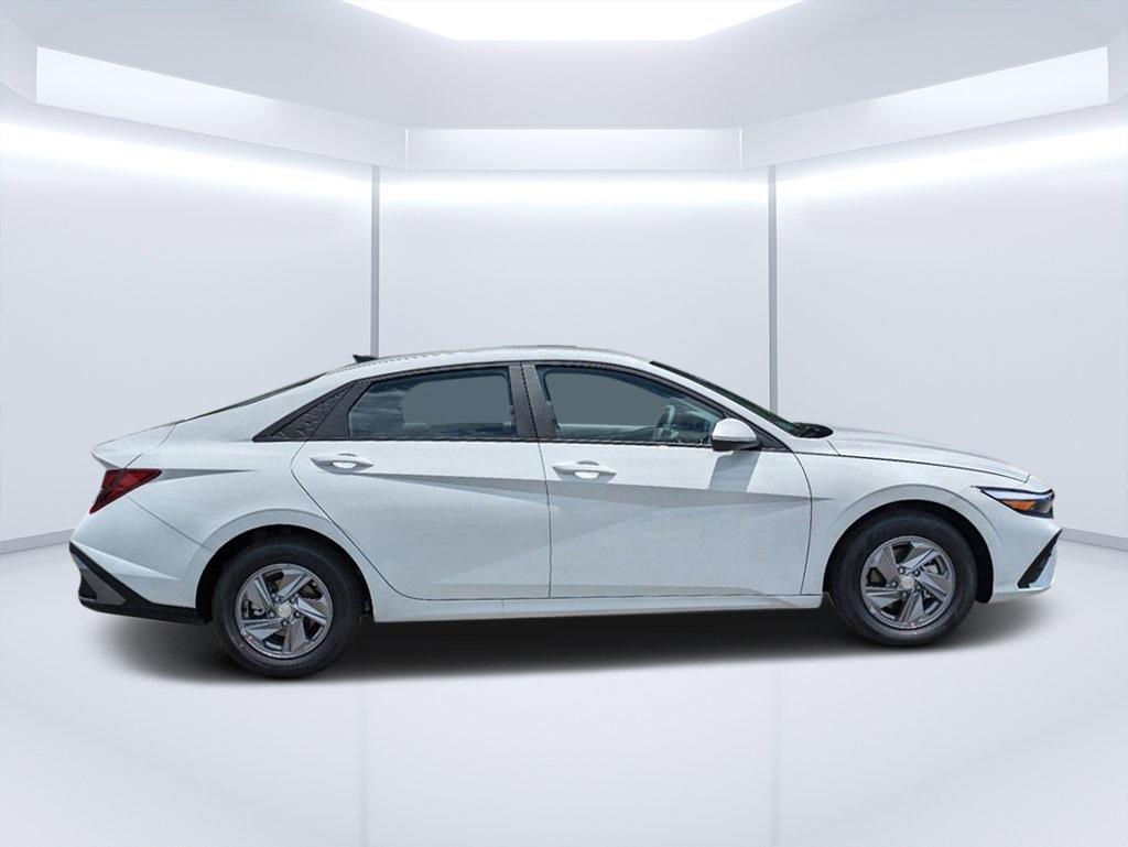 2025 Hyundai Elantra SE photo 2
