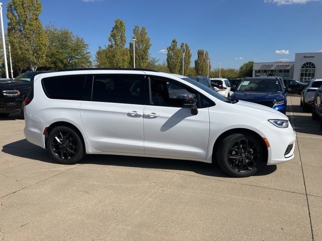 2026 Chrysler Pacifica Limited photo 4