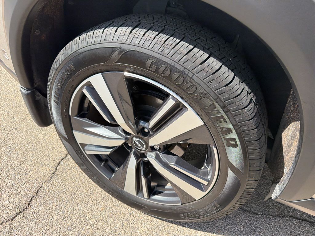 2023 Nissan Rogue Platinum photo 9