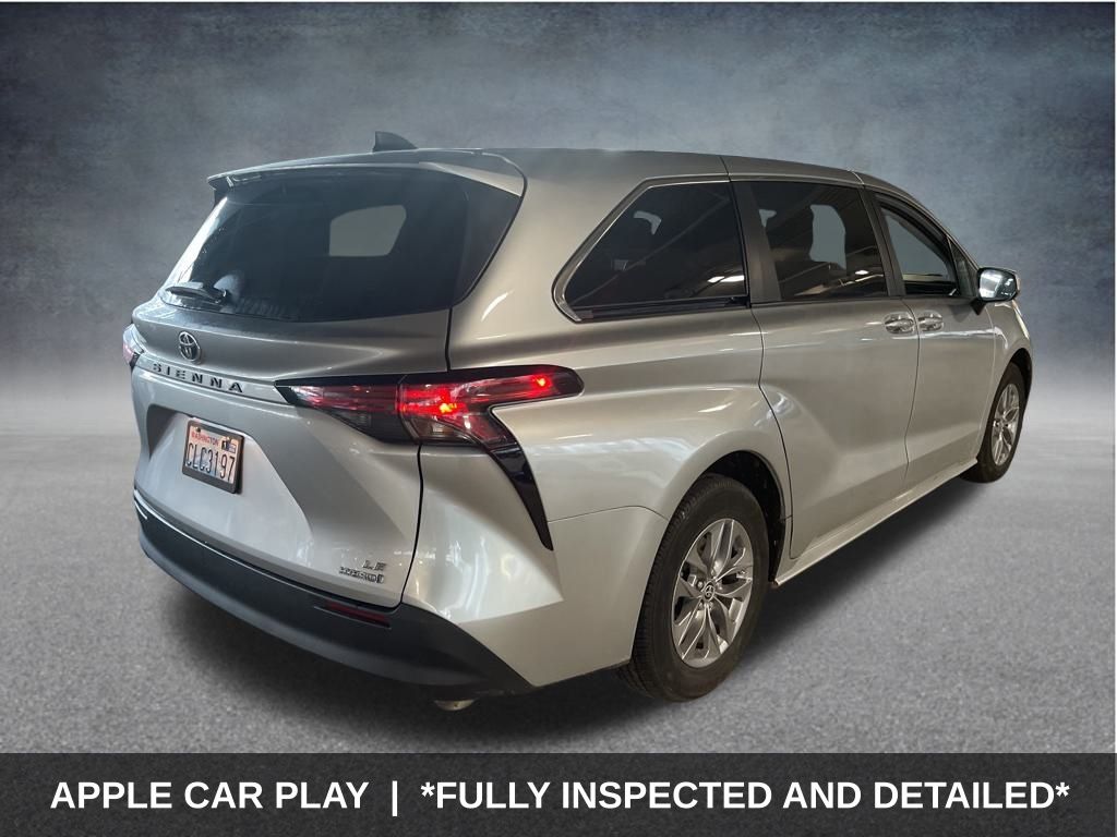 2022 Toyota Sienna LE photo 4