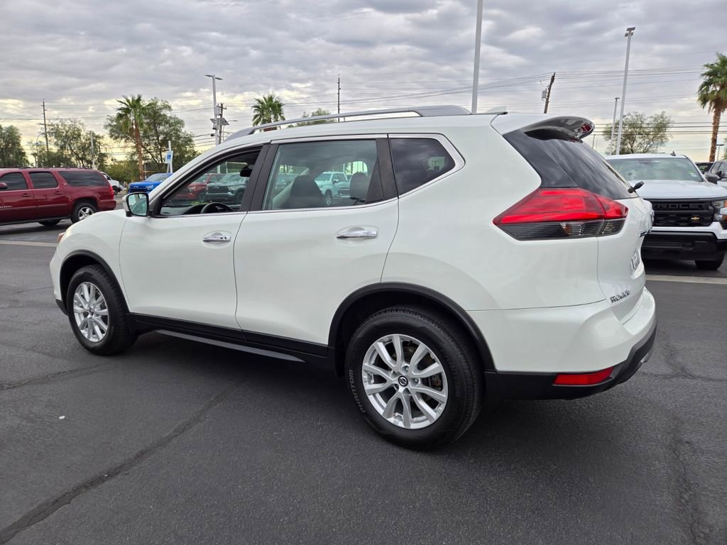 2017 Nissan Rogue SV photo 4