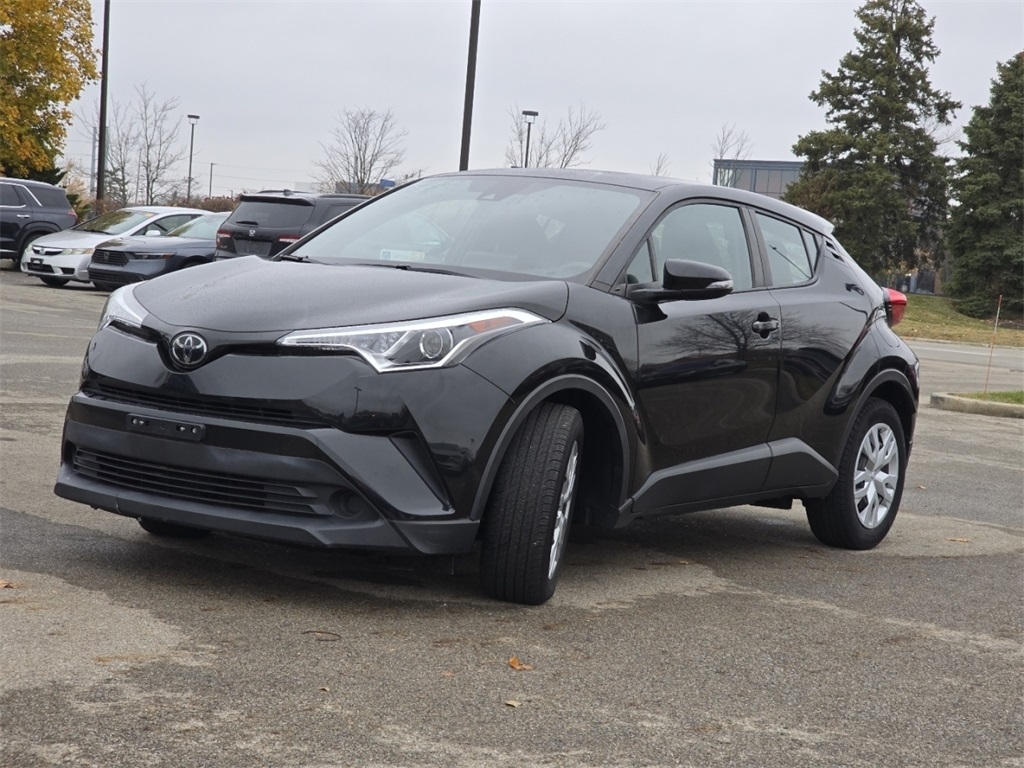 2019 Toyota C-HR LE photo 4
