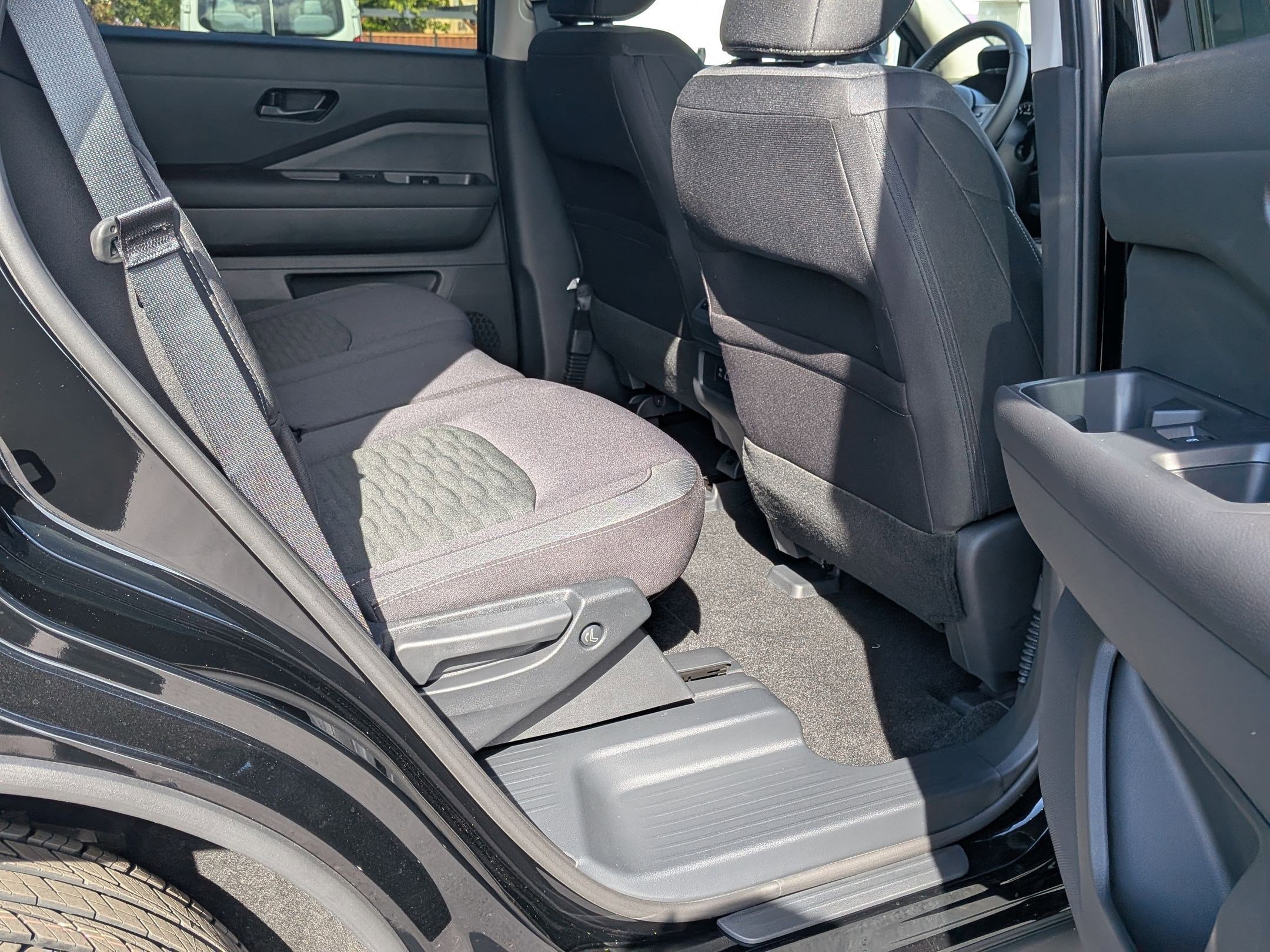 2025 Nissan Pathfinder SV photo 18