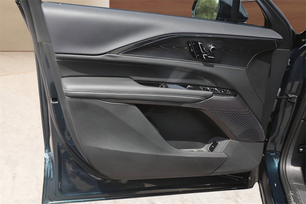 2024 Cadillac Lyriq Luxury photo 28