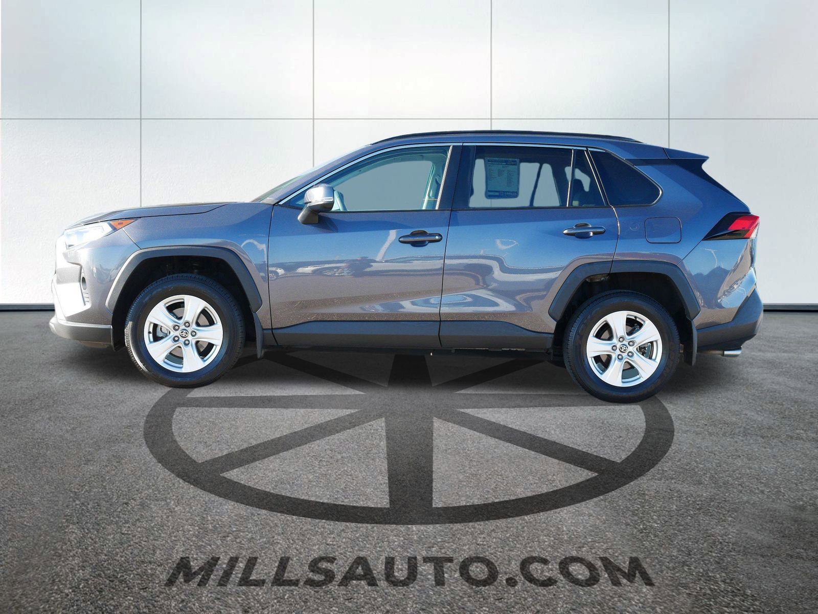 2021 Toyota RAV4 XLE photo 2