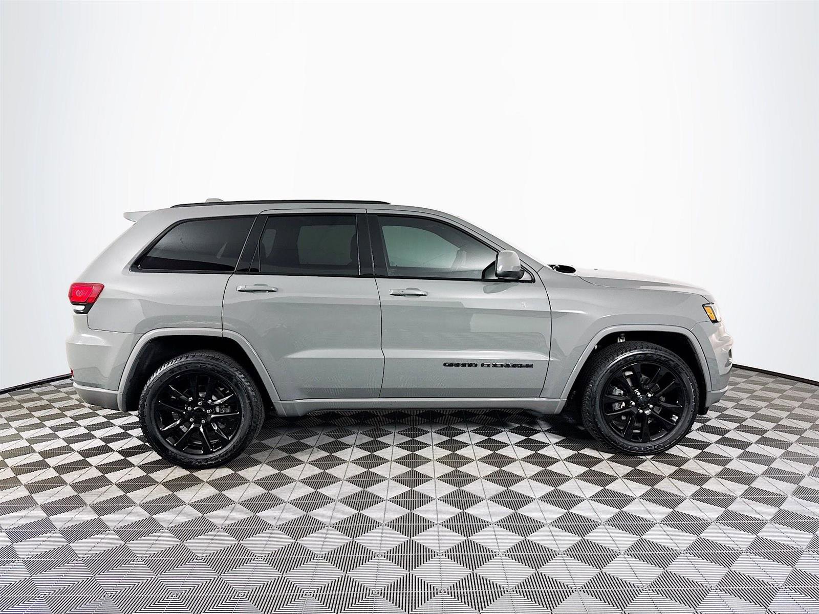 2020 Jeep Grand Cherokee Altitude photo 4