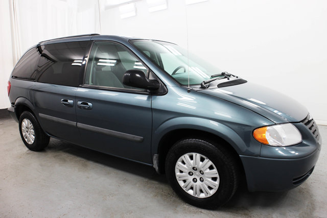2007 Chrysler Town & Country LX photo 2