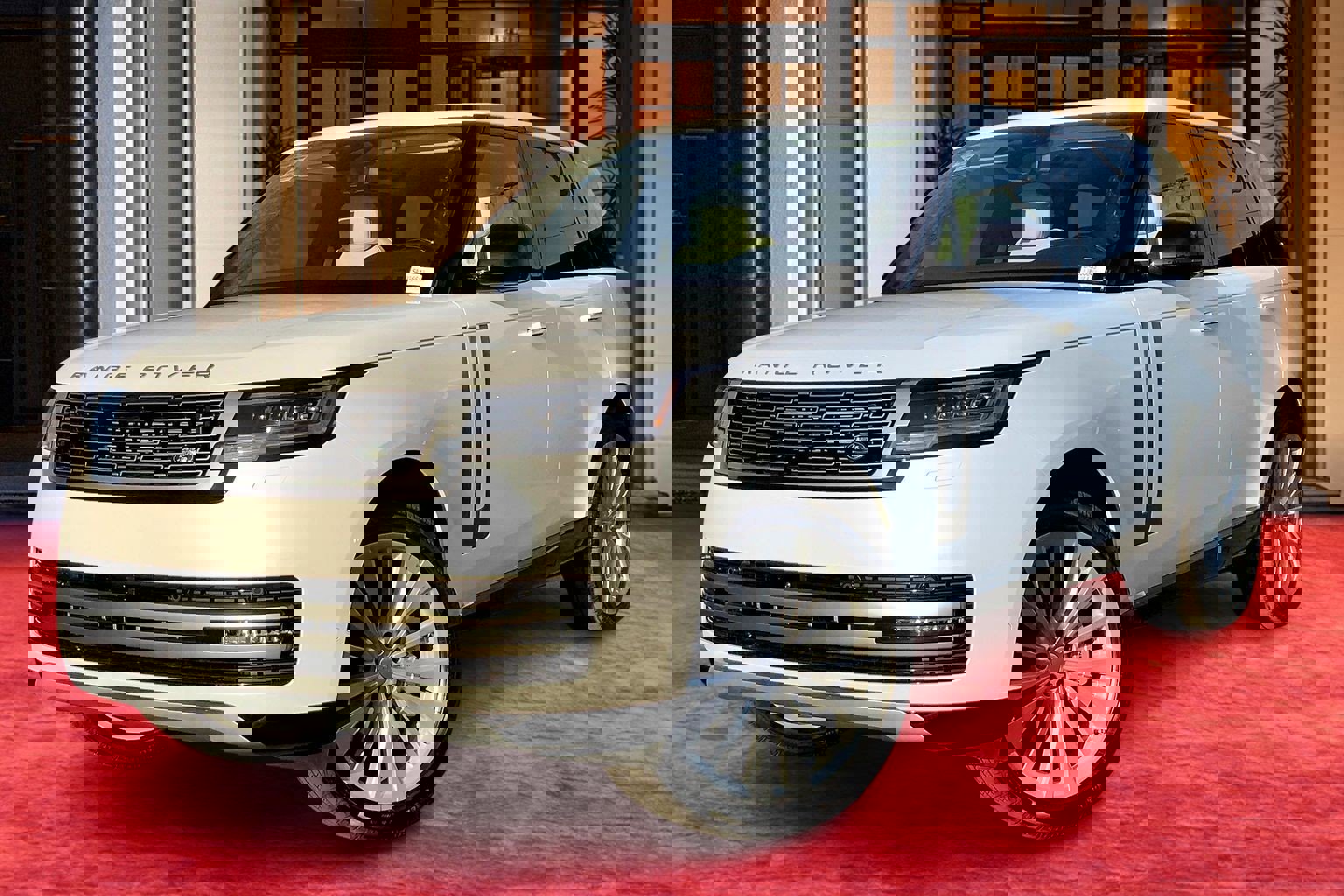 2025 Land Rover Range Rover SE's photo
