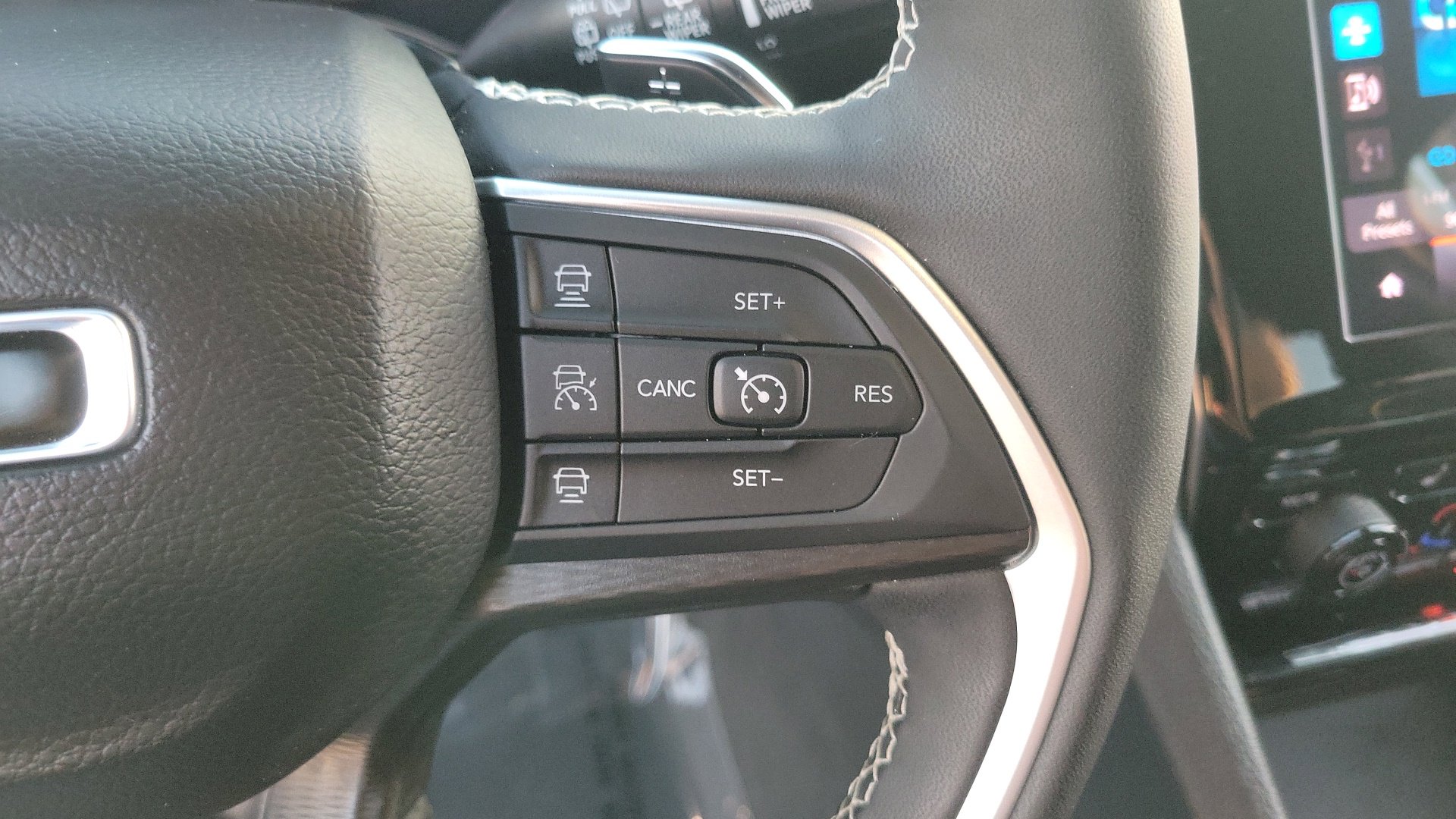 Used 2025 Diamond Black Crystal Pearlcoat Jeep Altitude X image 23