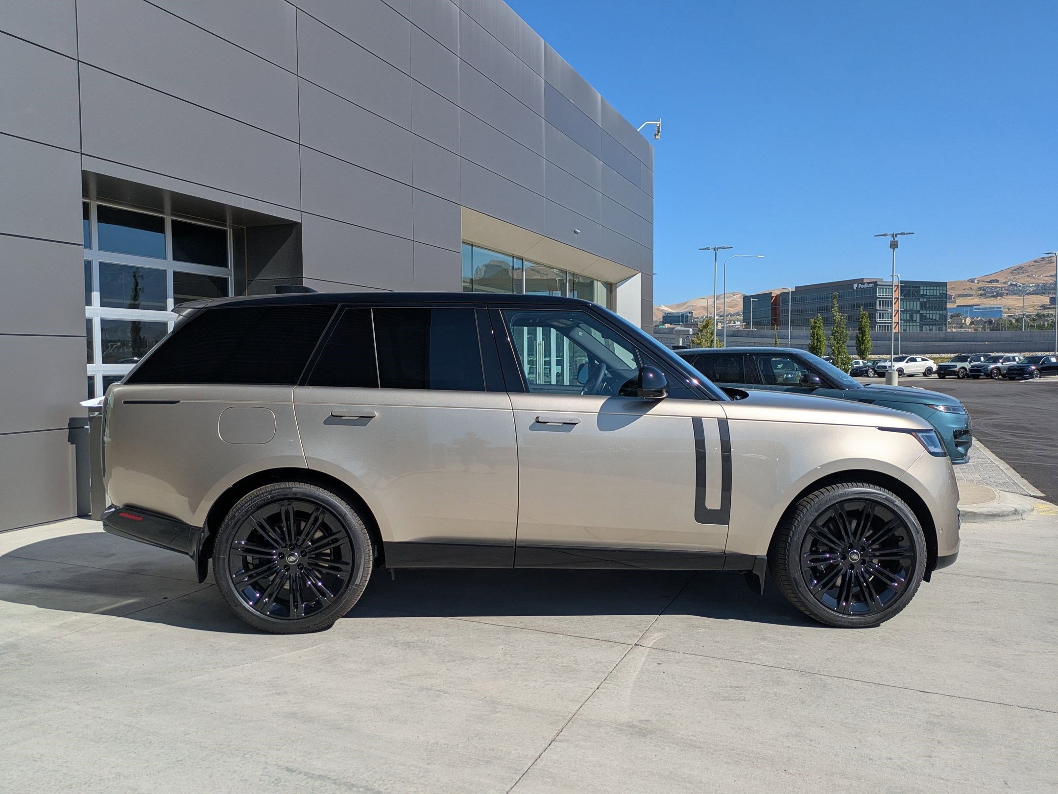 2025 Land Rover Range Rover SE photo 3