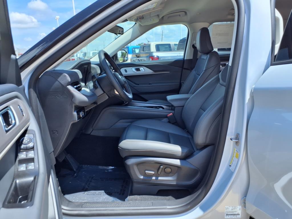 2025 Ford Explorer photo 12