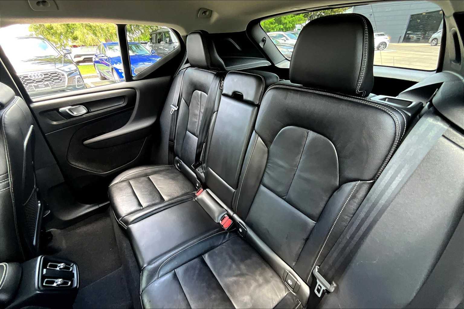 2022 Volvo XC40 Momentum photo 17
