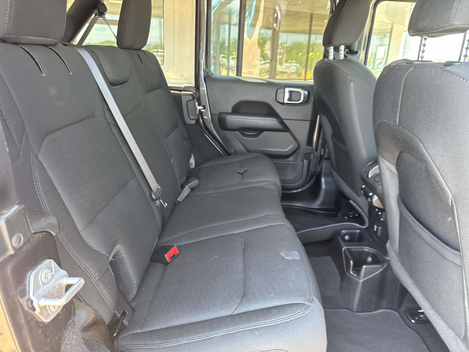 2020 Jeep Wrangler Unlimited Sahara photo 9