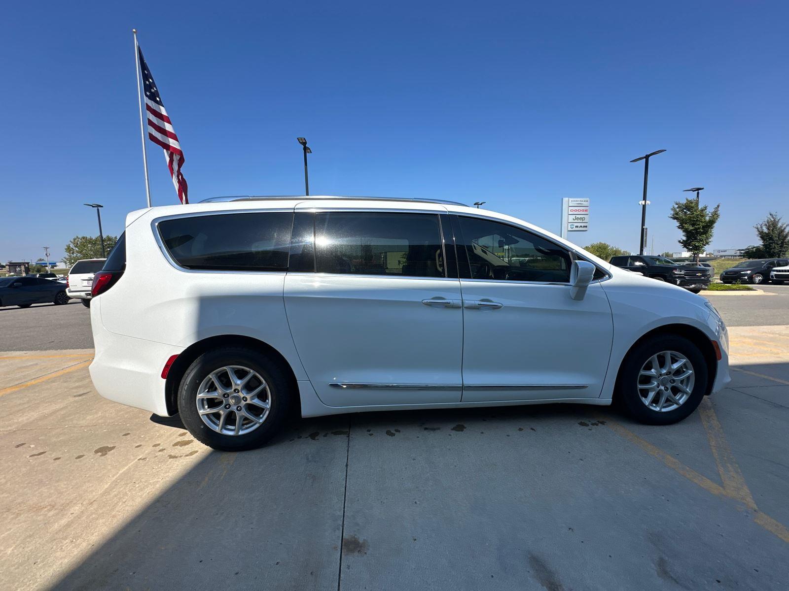 2020 Chrysler Pacifica Touring L photo 3