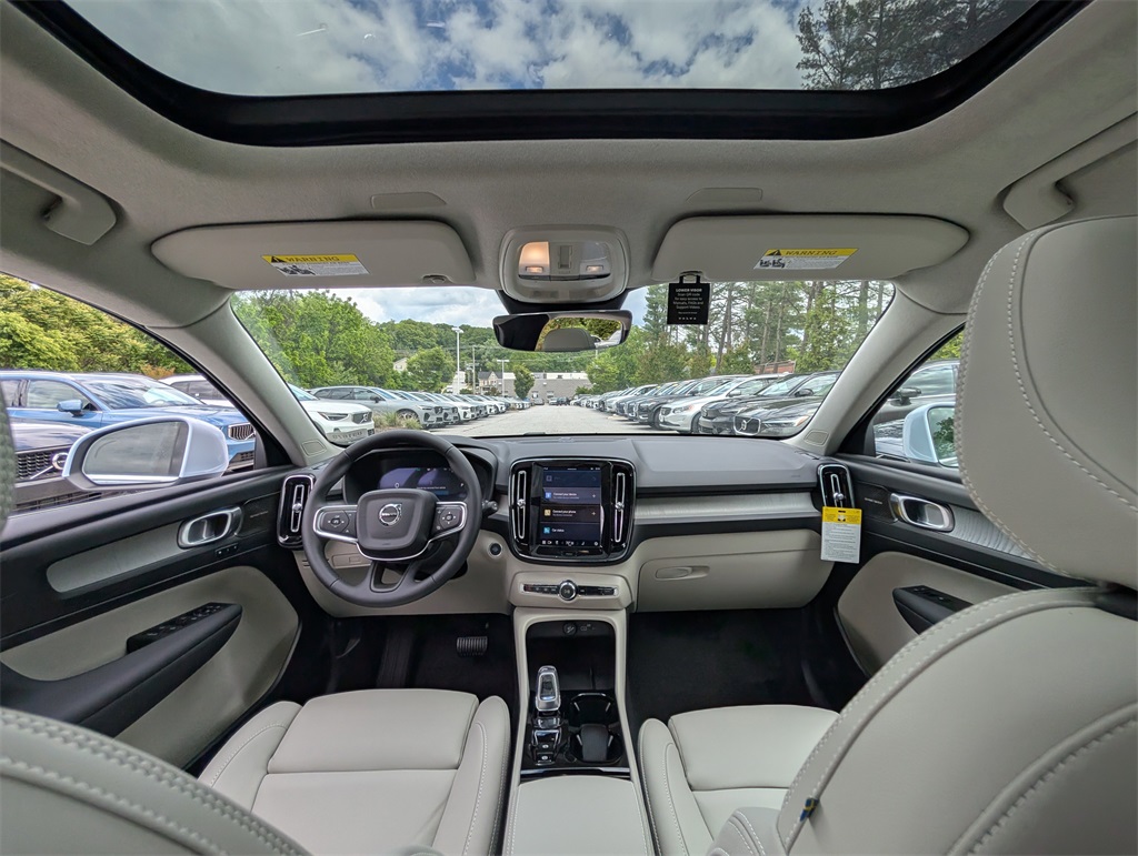 2025 Volvo XC40 photo 8