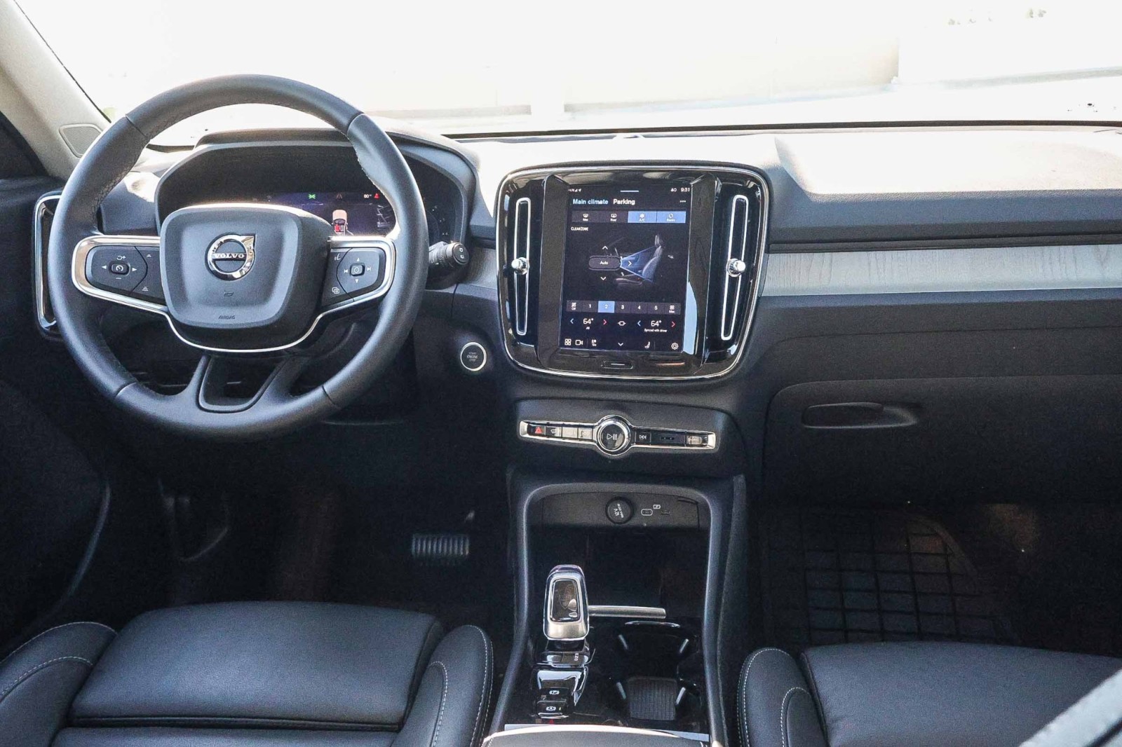 2025 Volvo XC40 Plus photo 9