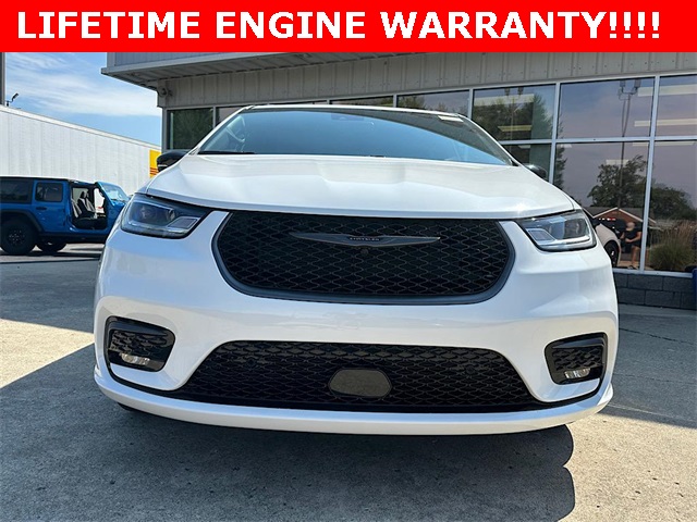 2026 Chrysler Pacifica photo 2
