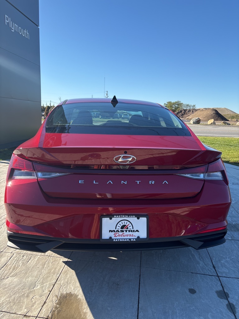 2022 Hyundai Elantra SEL photo 3