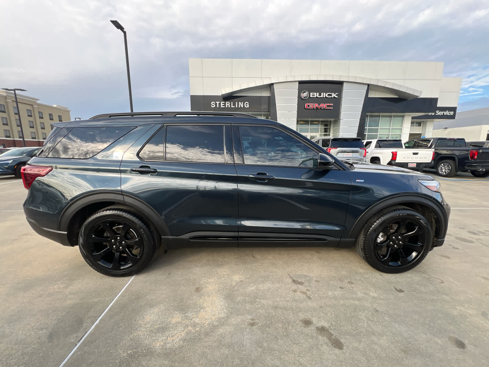 2023 Ford Explorer ST Line's photo